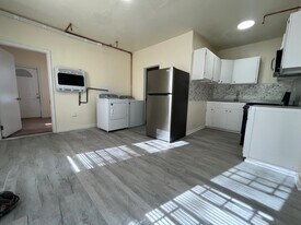 170 Meriden Rd in Waterbury, CT - Building Photo