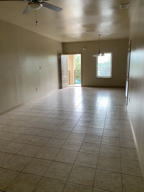 2201 E Travis St, Unit 108 in Laredo, TX - Foto de edificio - Building Photo