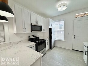 956 N Winchester Ave, Unit 2E in Chicago, IL - Foto de edificio - Building Photo