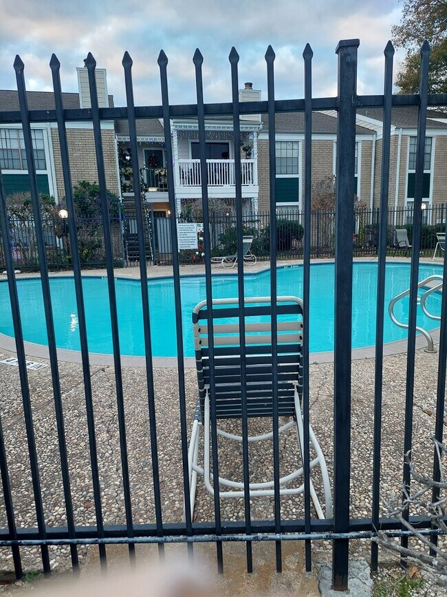 12660 Ashford Point Dr in Houston, TX - Building Photo - Building Photo