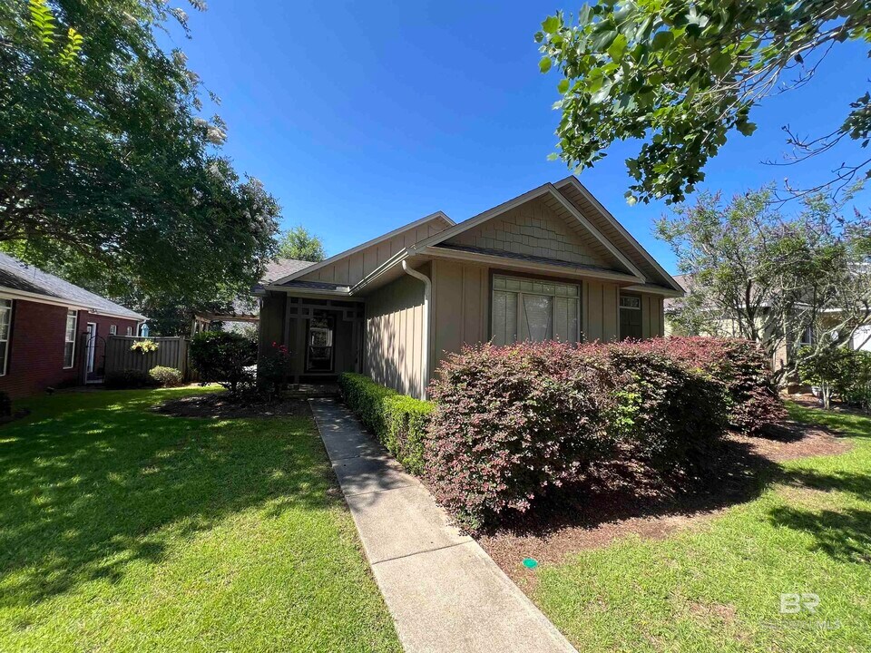 10410 Emmanuel St in Daphne, AL - Building Photo