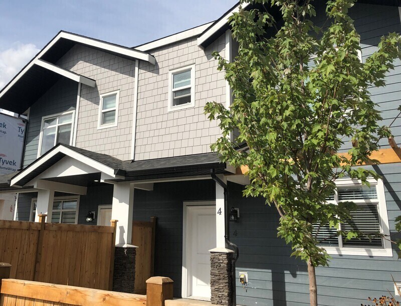 1046 Martin Ave in Kelowna, BC - Building Photo