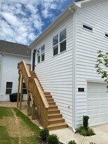 1747 Stone Hedge Dr NW, Unit Apt B in Atlanta, GA - Building Photo