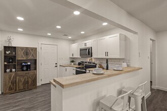 2325 W Easton St in Tulsa, OK - Foto de edificio - Building Photo