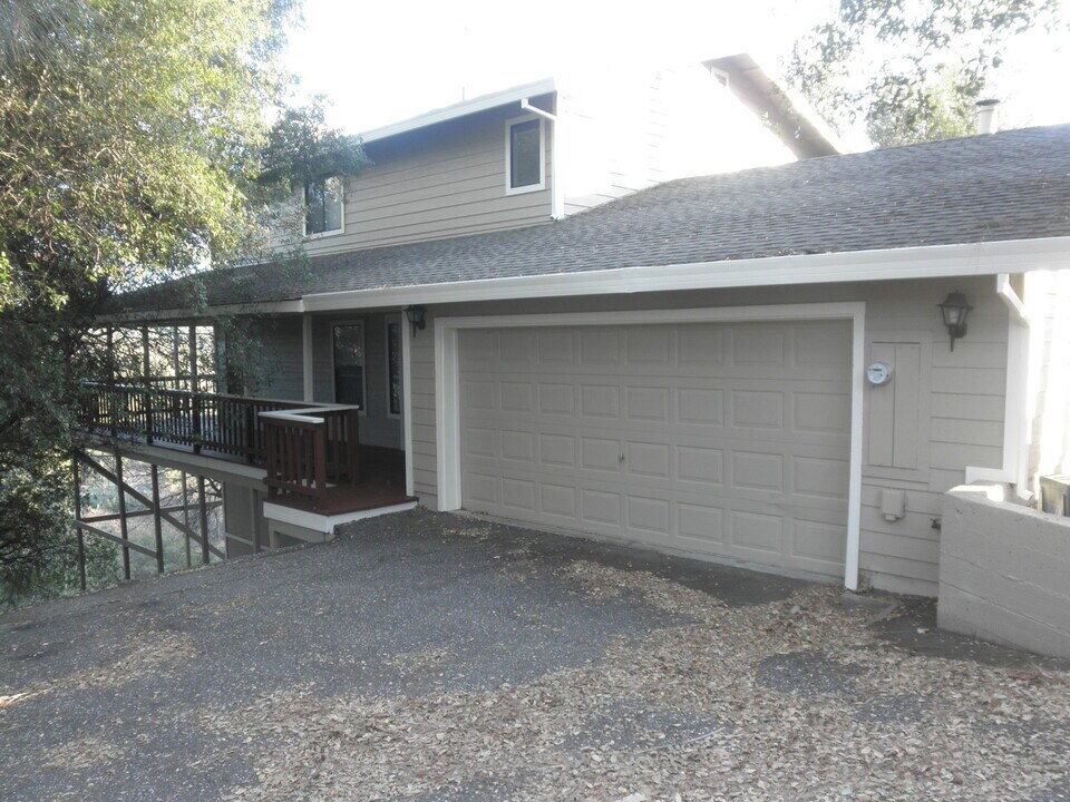 18481 Song Sparrow Ct in Penn Valley, CA - Building Photo