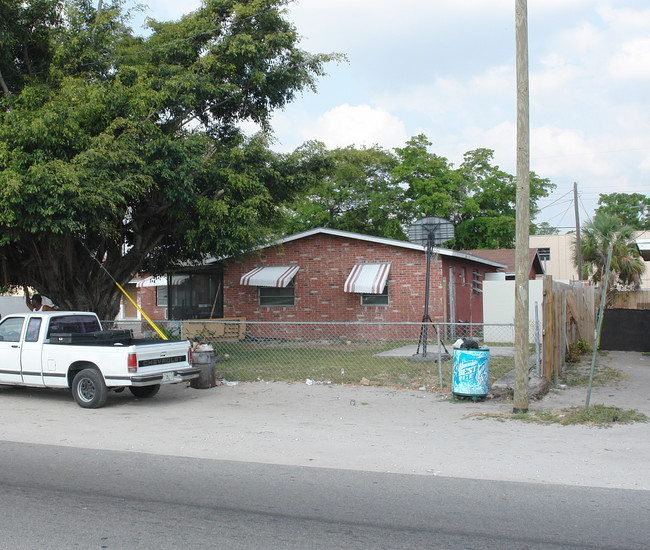 623 NW 9th Ave in Fort Lauderdale, FL - Foto de edificio - Building Photo