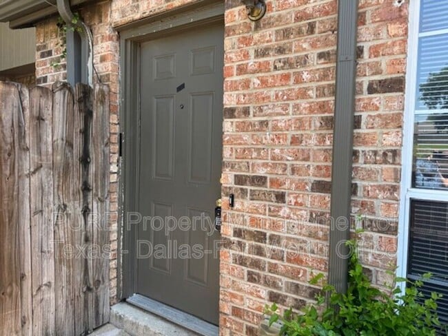 4004 W Pioneer Dr in Irving, TX - Foto de edificio - Building Photo