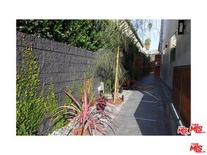 947 4th St, Unit #D in Santa Monica, CA - Foto de edificio - Building Photo