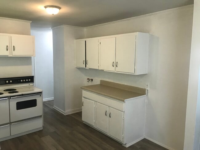 1221 Ferndale Ln in Kinston, NC - Foto de edificio - Building Photo