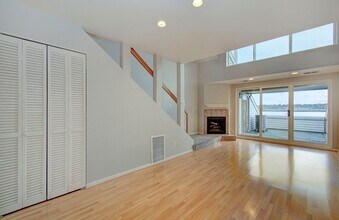 124 N Hayden Bay Dr in Portland, OR - Building Photo - Building Photo