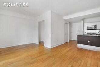 350 W 42nd St, Unit 8H in New York, NY - Building Photo - Building Photo