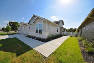 1701 Logan Dr-Unit -31 in Round Rock, TX - Foto de edificio - Building Photo