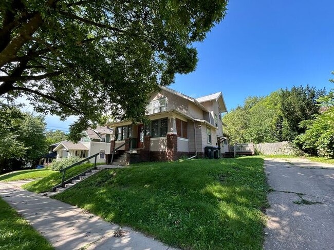 727 N Dodge St in Iowa City, IA - Building Photo - Building Photo
