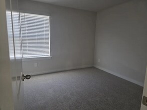 4718 Oak Point Dr in Nashville, TN - Foto de edificio - Building Photo