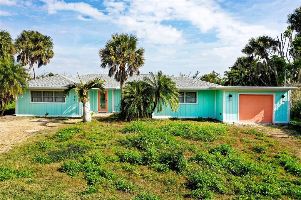 1057 Blue Heron Dr in Sanibel, FL - Building Photo