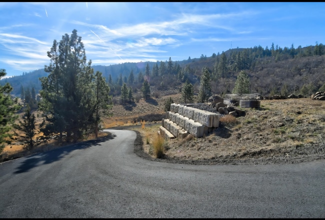 3430 N Rdg Dr in Klamath Falls, OR - Foto de edificio - Building Photo