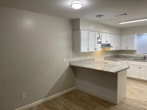 3005 E Price St-Unit -4 in Laredo, TX - Building Photo - Building Photo