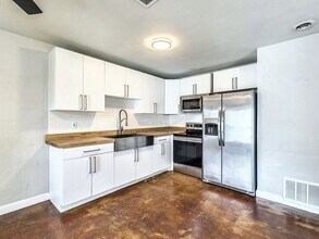 2401 La Casa Dr in Austin, TX - Building Photo - Building Photo