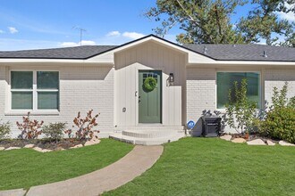 712 E Kuehn St in Bellville, TX - Building Photo - Building Photo