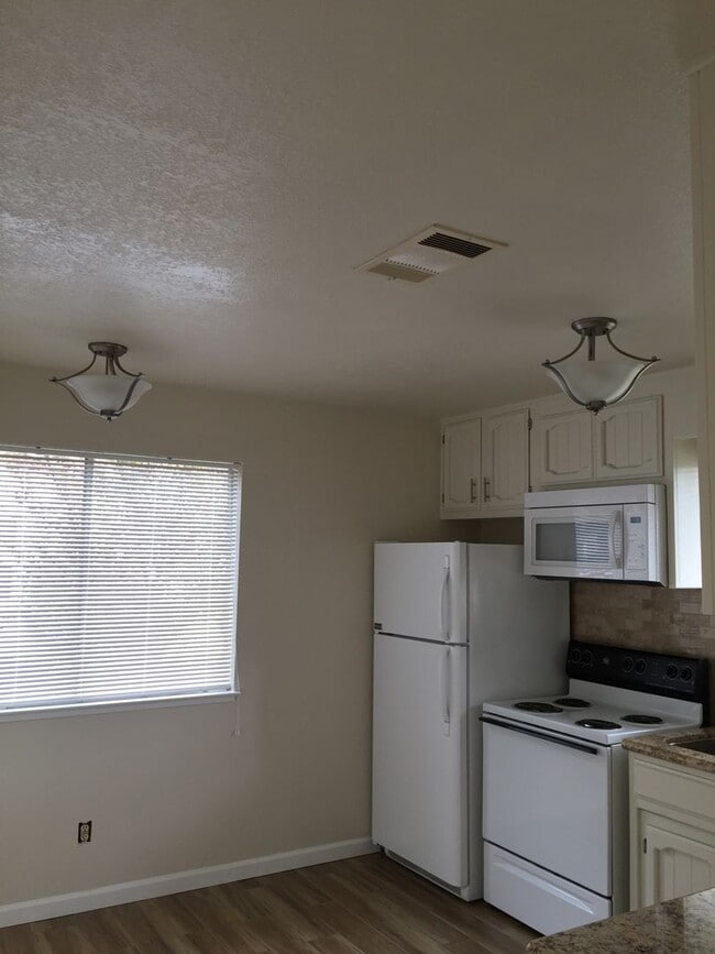 407-409 E Alexander Ave in Merced, CA - Building Photo - Building Photo