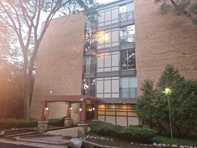 5800 Oakwood Dr in Lisle, IL - Building Photo - Building Photo