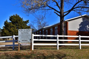 Cedar Creek Apartments in Noble, OK - Building Photo