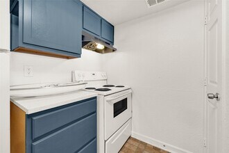 8100 Creekbend Dr in Houston, TX - Building Photo - Building Photo