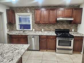 24524 Penn St in Dearborn, MI - Foto de edificio - Building Photo