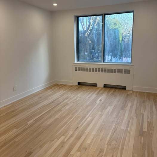 property at 5805 Côte Saint Luc Rd