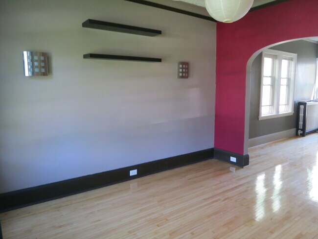 320 E 5th St, Unit 2 in Duluth, MN - Foto de edificio - Building Photo