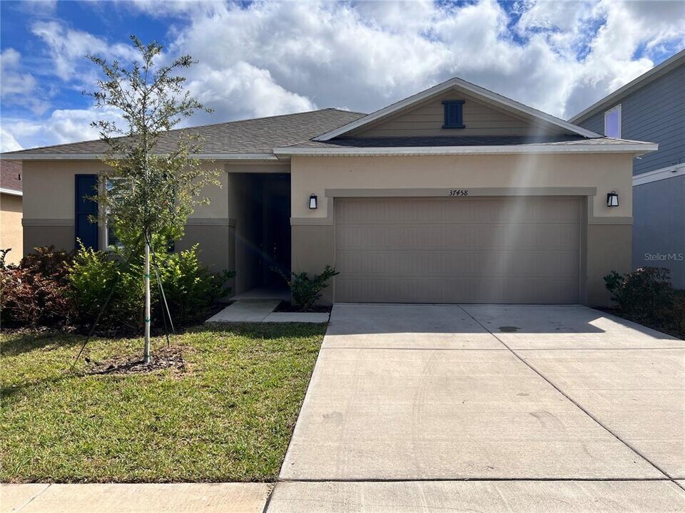 37458 MacKenzie Dr in Zephyrhills, FL - Building Photo