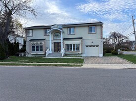 31 Woodward St in Roslyn Heights, NY - Building Photo