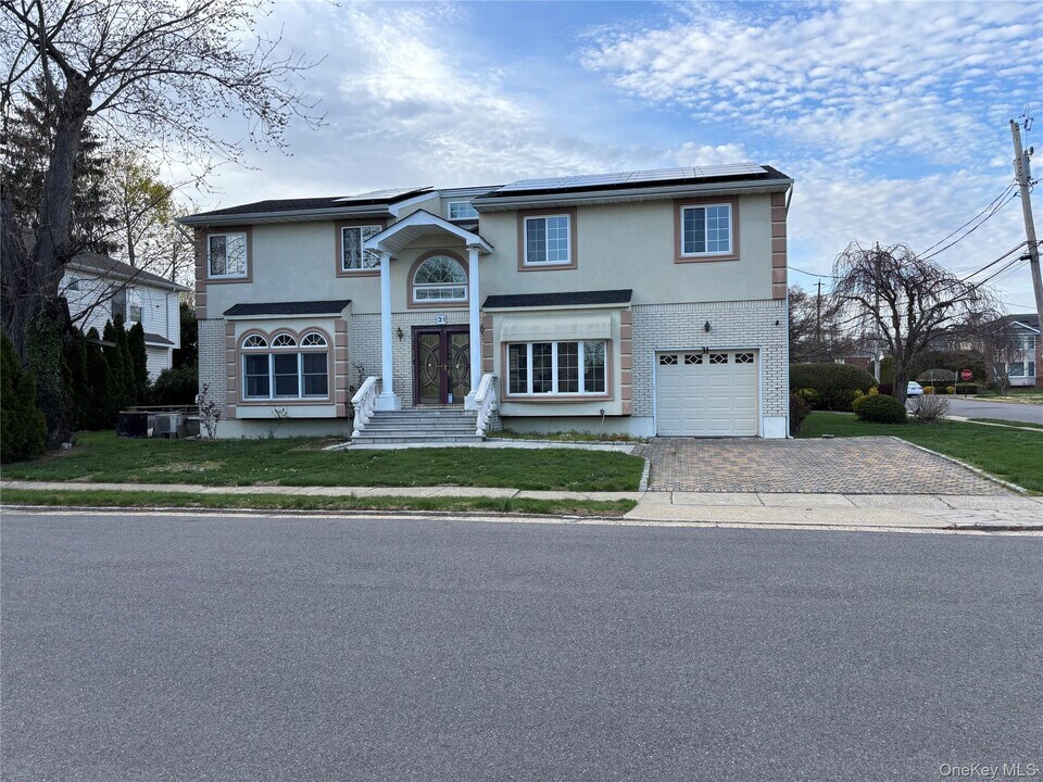 31 Woodward St in Roslyn Heights, NY - Building Photo