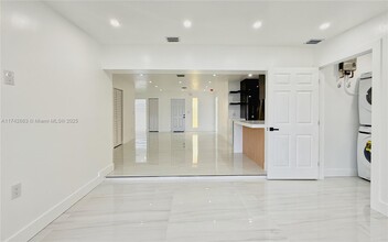 8381 NW 11th St in Pembroke Pines, FL - Foto de edificio - Building Photo
