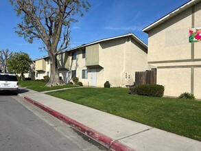 Teal Townehouses in Bakersfield, CA - Building Photo - Building Photo