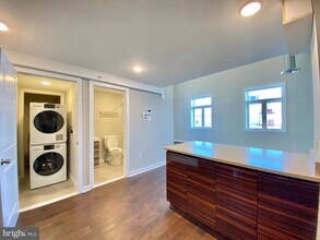 1 W Main St in Norristown, PA - Foto de edificio - Building Photo