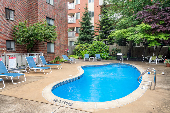 320 Hammond Pond Pky, Unit #203 in Chestnut Hill, MA - Foto de edificio - Building Photo