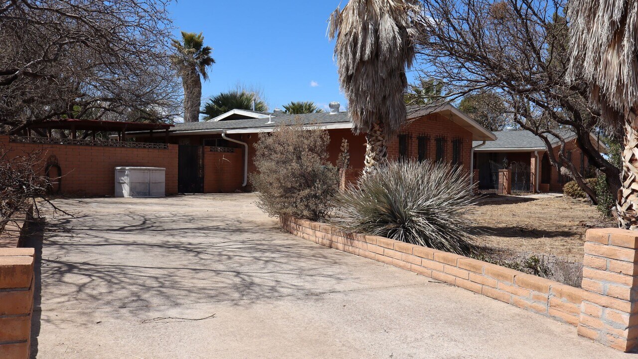 1810 Town and Country Dr in Sierra Vista, AZ - Building Photo