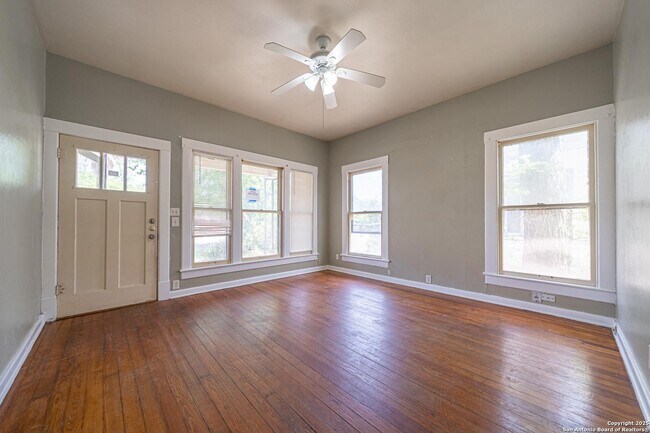 204 Mt Vernon Ct in San Antonio, TX - Building Photo - Building Photo