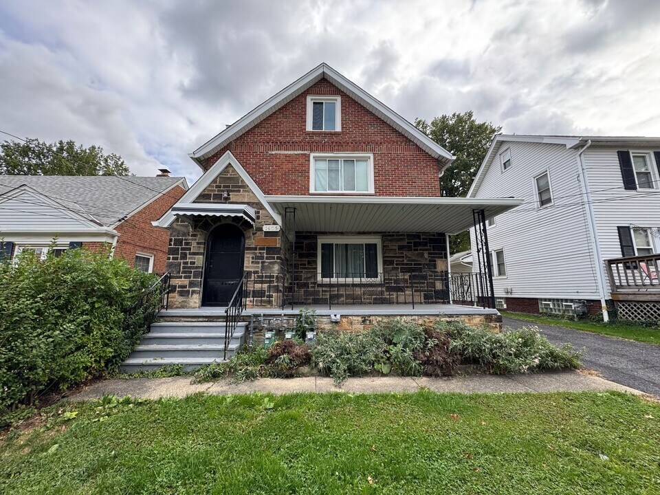 1405 Sheffield Rd in South Euclid, OH - Building Photo