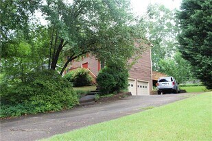 3921 Emerson St in Marietta, GA - Building Photo