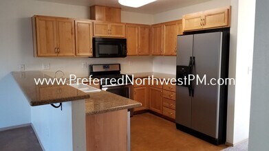 685 Pine Ct in Junction City, OR - Building Photo - Building Photo