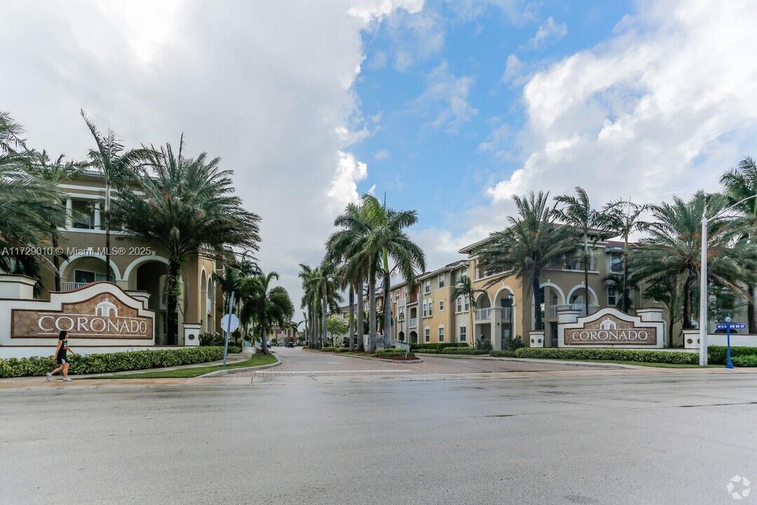 10805 NW 89th Terrace in Doral, FL - Foto de edificio