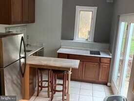 14915 River Rd in Rockville, MD - Building Photo