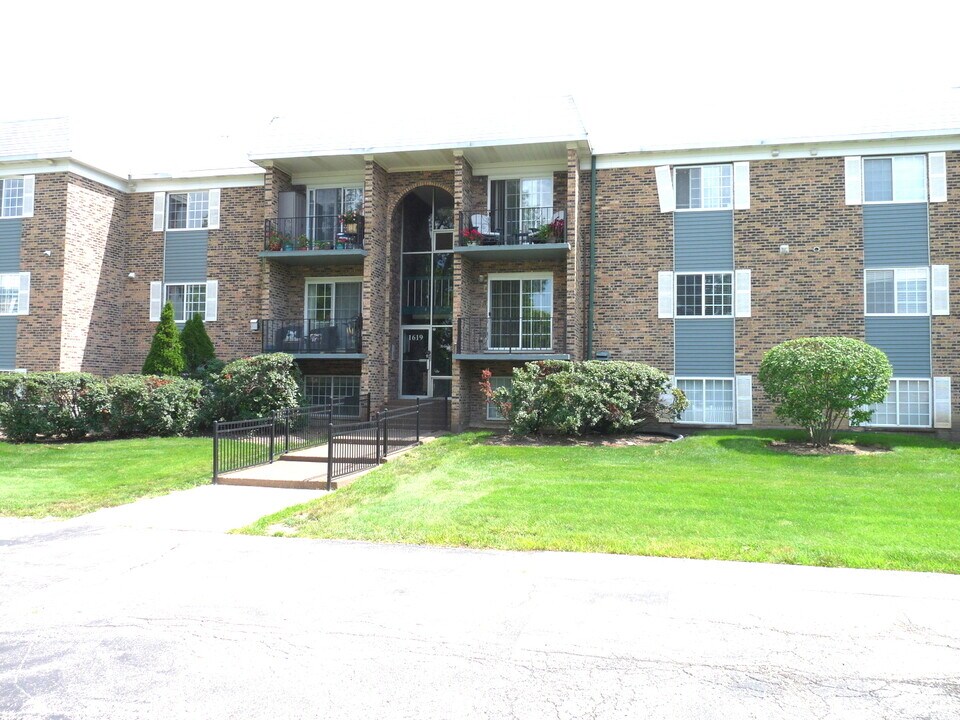 1619 N Windsor Dr in Arlington Heights, IL - Building Photo