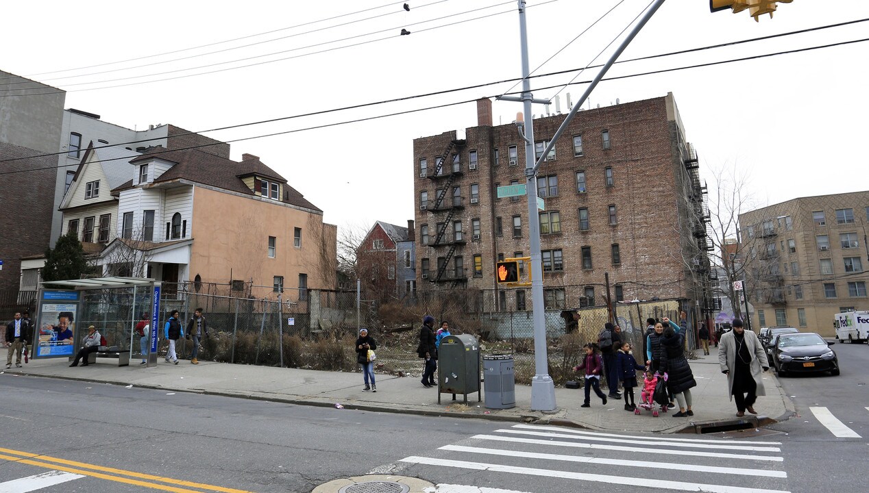 1049 Ogden Ave in Bronx, NY - Building Photo