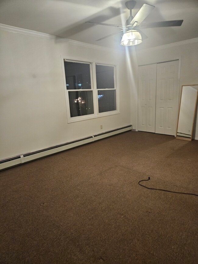 260 N Broome Ave, Unit 1 bed room in Lindenhurst, NY - Foto de edificio - Building Photo