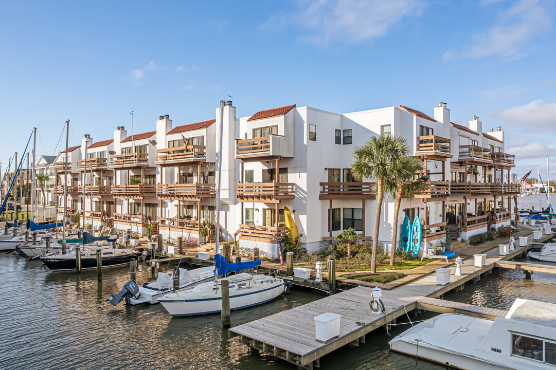 Peninsula Condominiums in New Orleans, LA - Building Photo