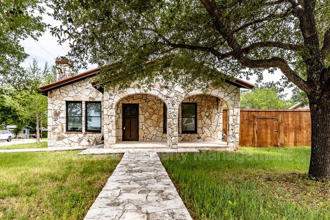 1398 Jackson St in New Braunfels, TX - Building Photo - Building Photo
