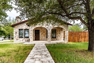 1398 Jackson St in New Braunfels, TX - Building Photo - Building Photo